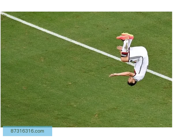 卢高与莱万特对决激战升级 足球赛事掀起新高潮